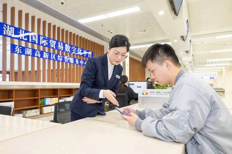 光谷新設(shè)"涉外服務(wù)咨詢窗口",提供出入境簽證等咨詢服務(wù)